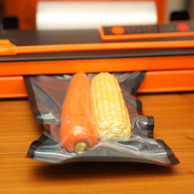 Aangepaste plastic zwarte vacuümverpakkingszakken rollen reliëf keukenvoedselverpakkingen